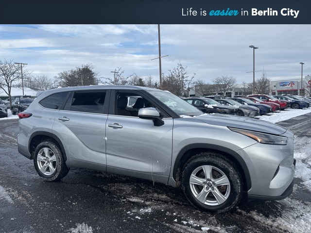 2023 Toyota Highlander LE's photo