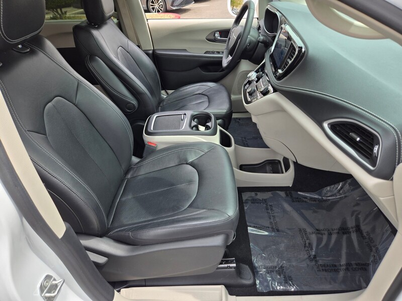 2022 Chrysler Pacifica Touring L photo 12