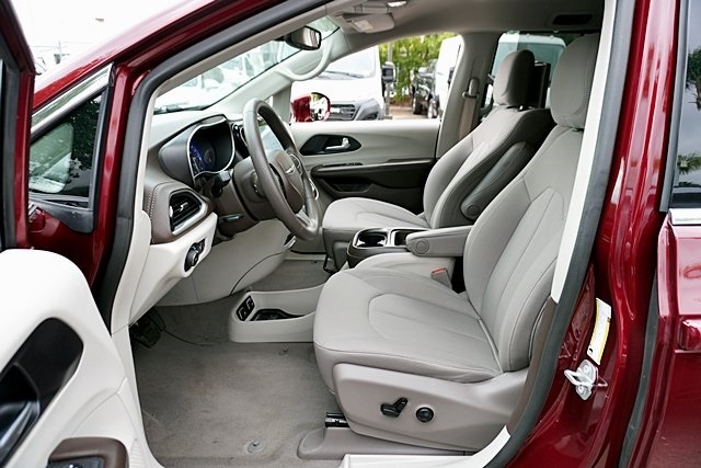 2021 Chrysler Pacifica Touring photo 14