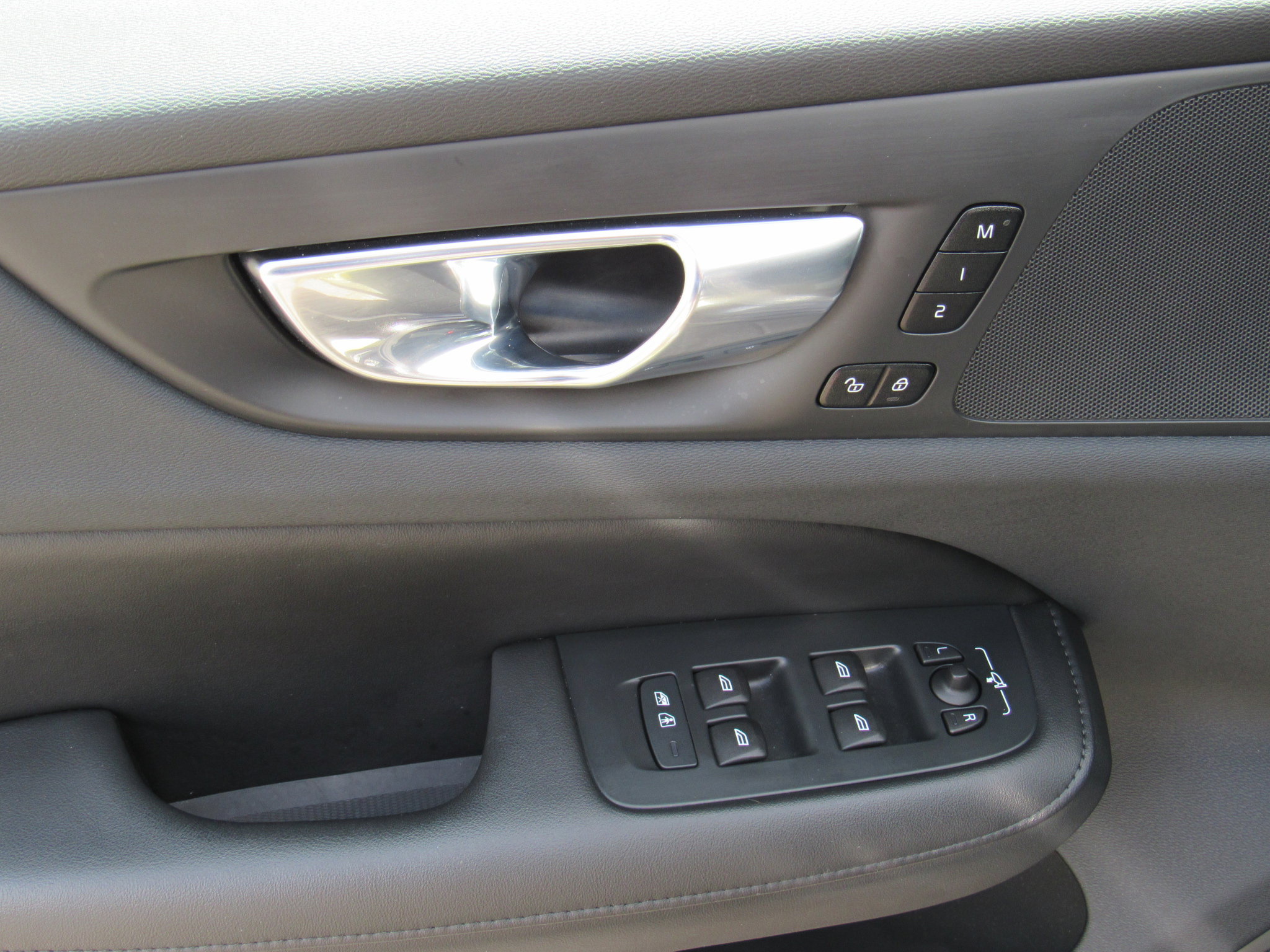 2023 Volvo S60 B5 Plus Black Edition photo 18
