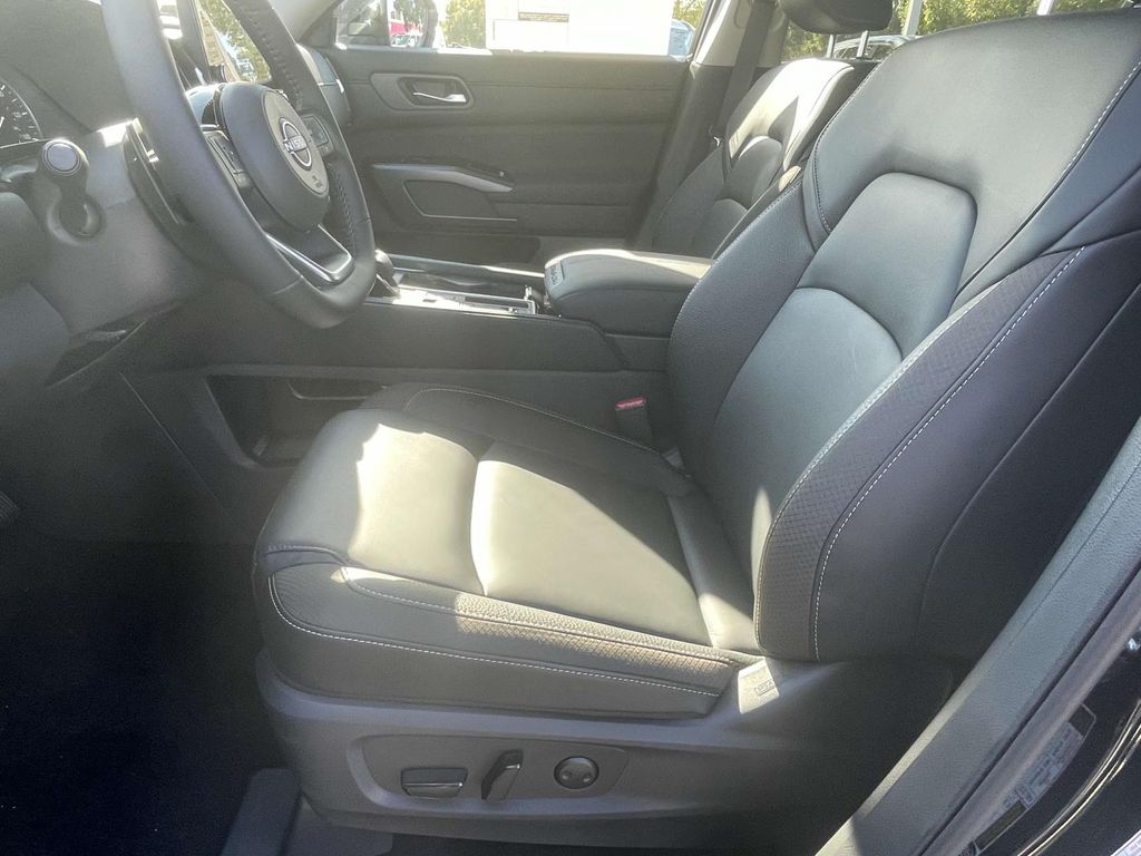 2025 Nissan Pathfinder SL photo 10