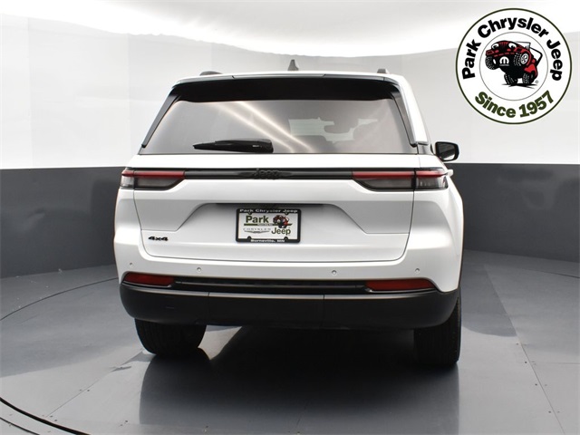 2023 Jeep Grand Cherokee Laredo Altitude photo 2