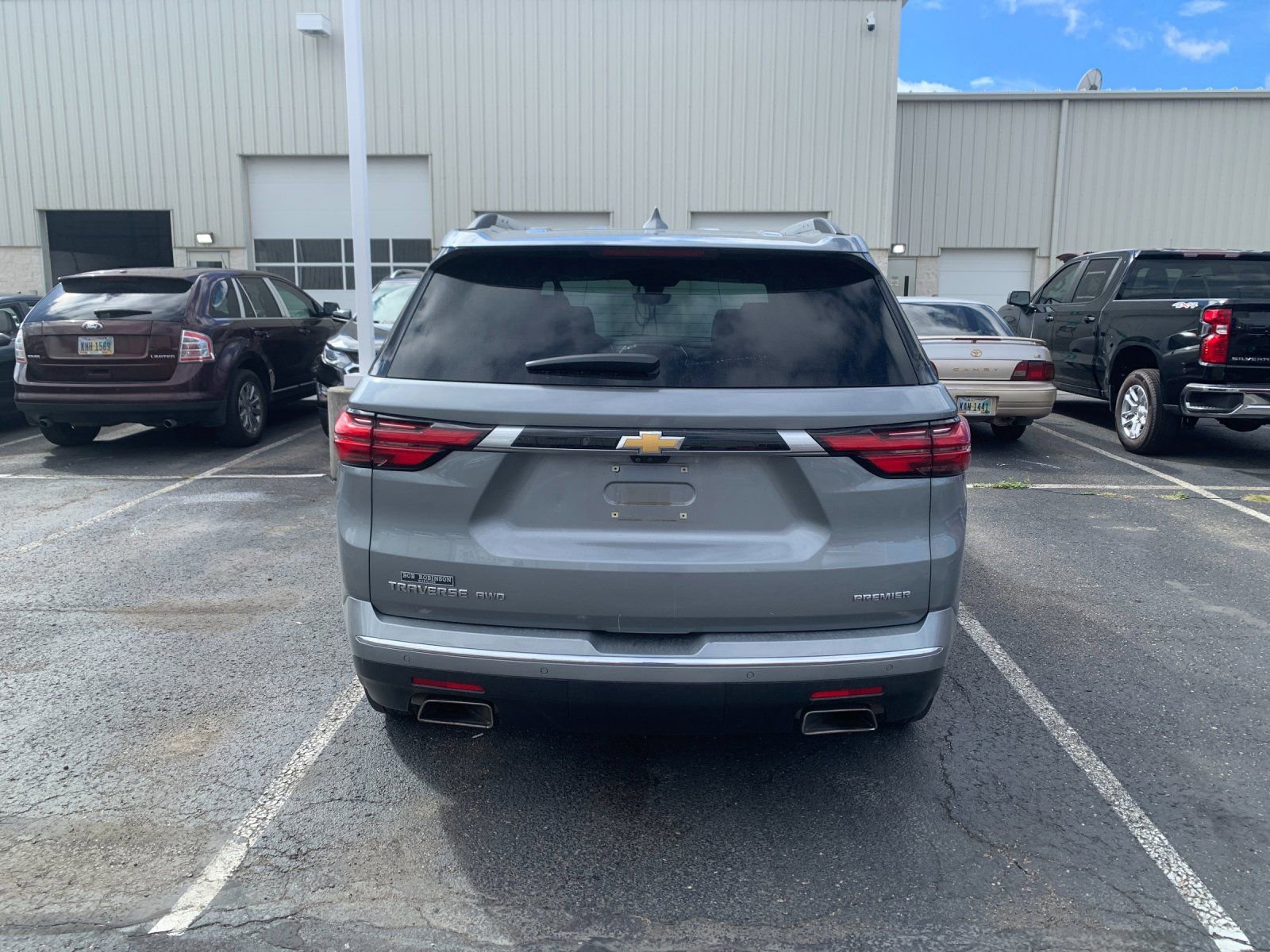 2023 Chevrolet Traverse Premier photo 2
