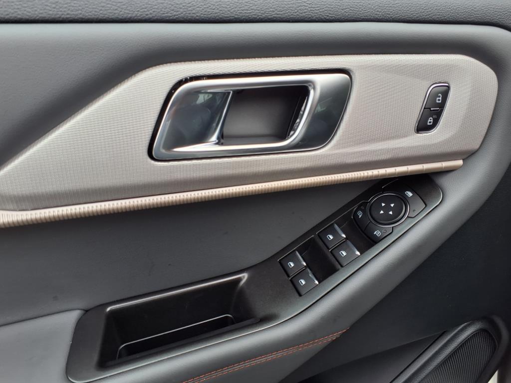2025 Ford Explorer photo 9
