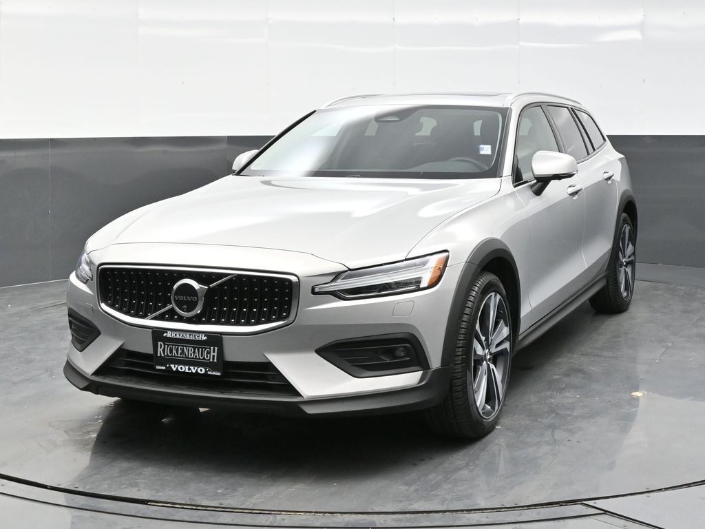 2025 Volvo V60 Cross Country B5 Plus photo 2