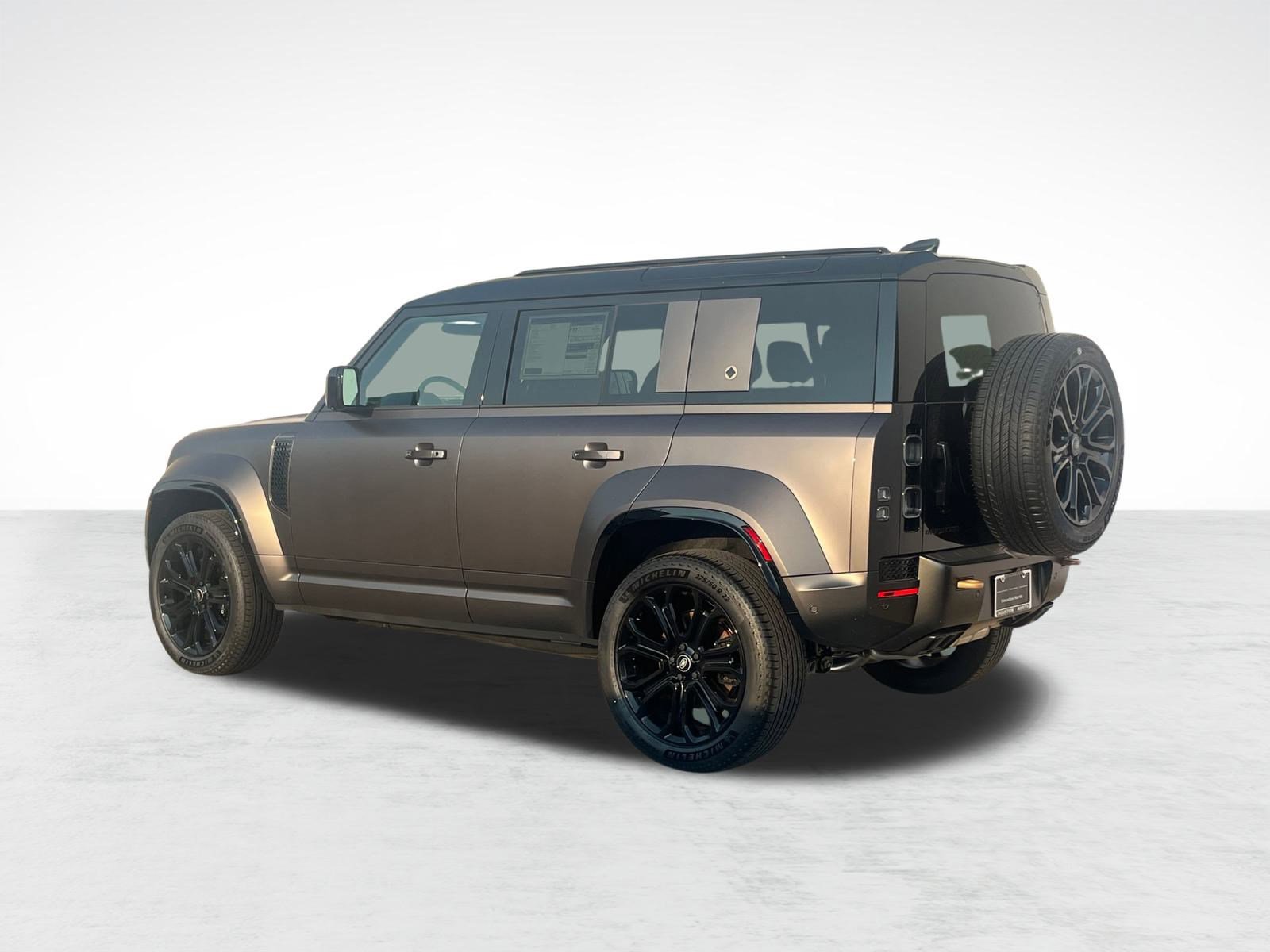 2025 Land Rover Defender 110 photo 2