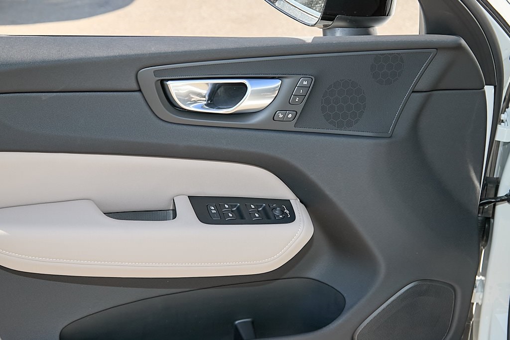 2026 VOLVO XC60 - Image 10