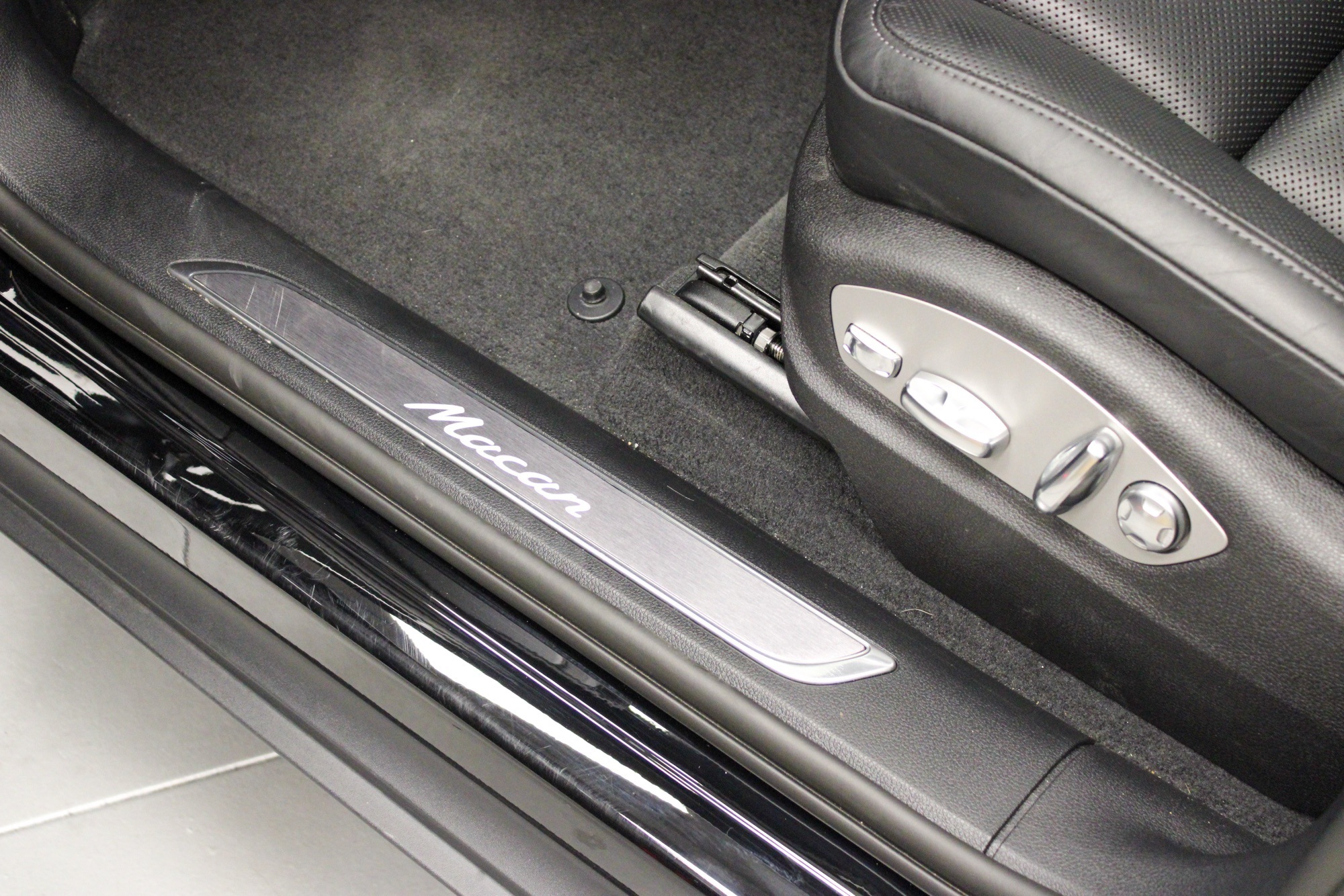 2025 Porsche Macan Base photo 15
