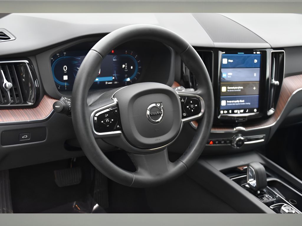 2024 Volvo XC60 B5 Plus photo 3