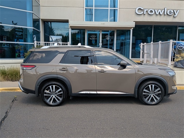 2023 Nissan Pathfinder Platinum photo 2