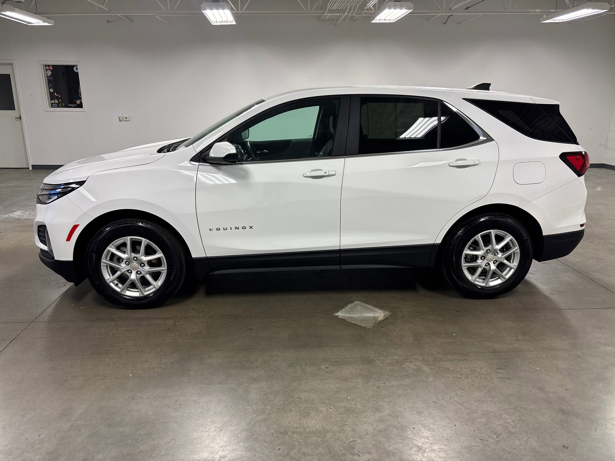 2024 Chevrolet Equinox LT photo 2