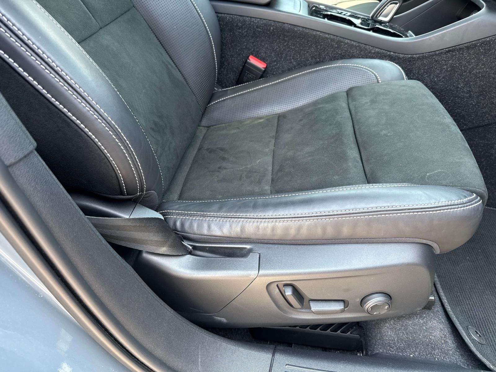 2021 Volvo XC40 R-Design photo 11