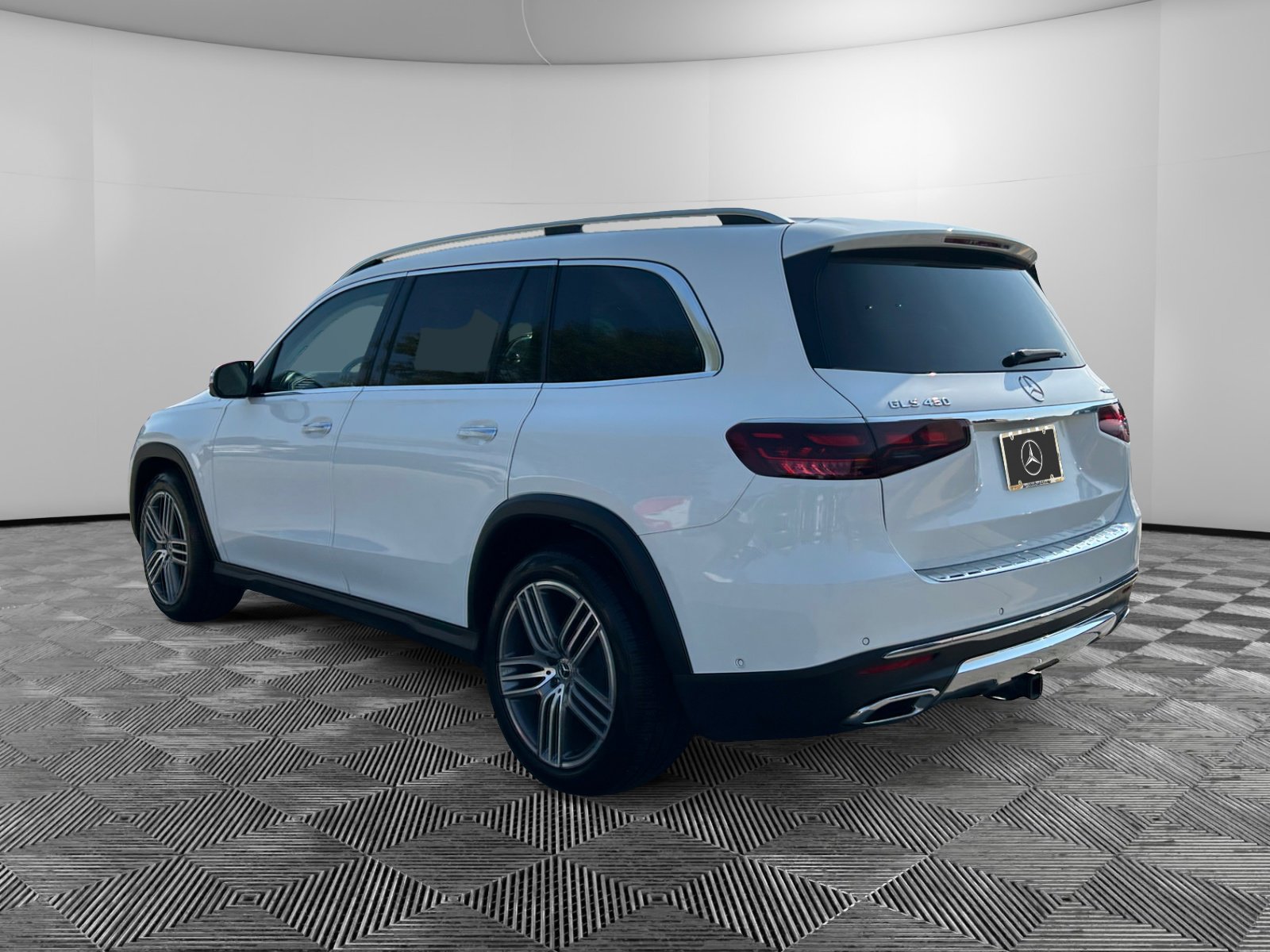 2024 Mercedes Benz GLS 450 4MATIC photo 3