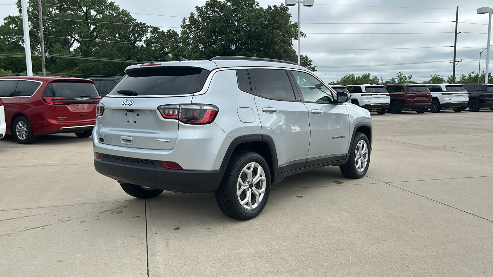 2025 Jeep Compass Latitude photo 3