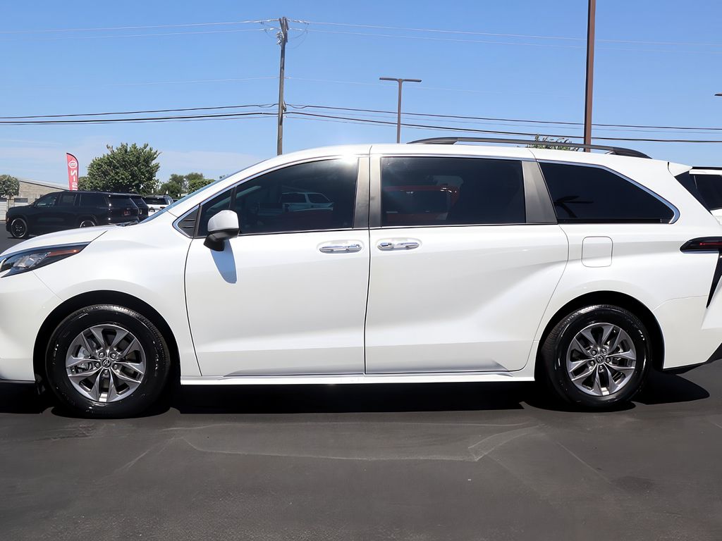 2023 Toyota Sienna XLE photo 4