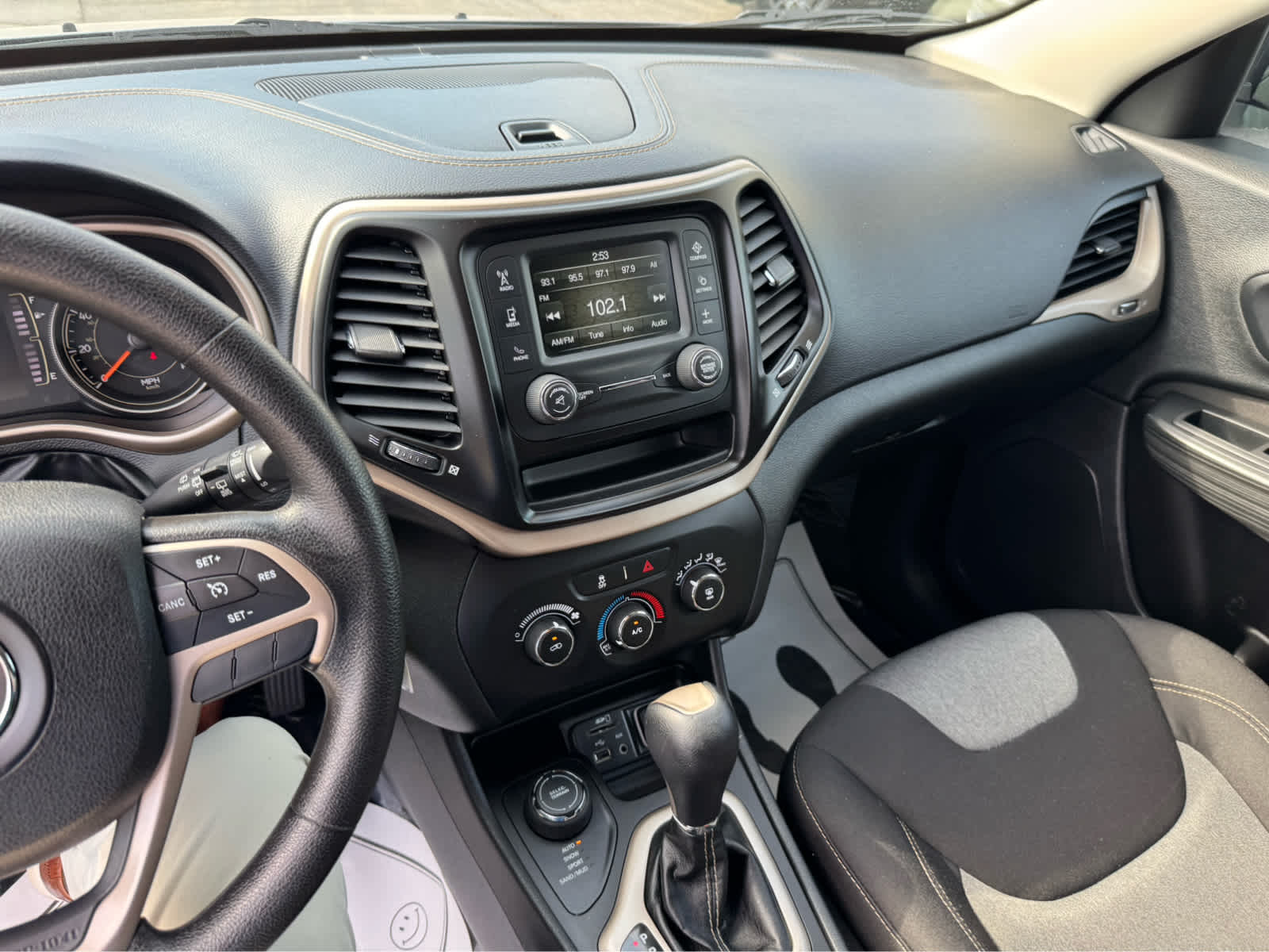 2015 Jeep Cherokee Sport photo 23