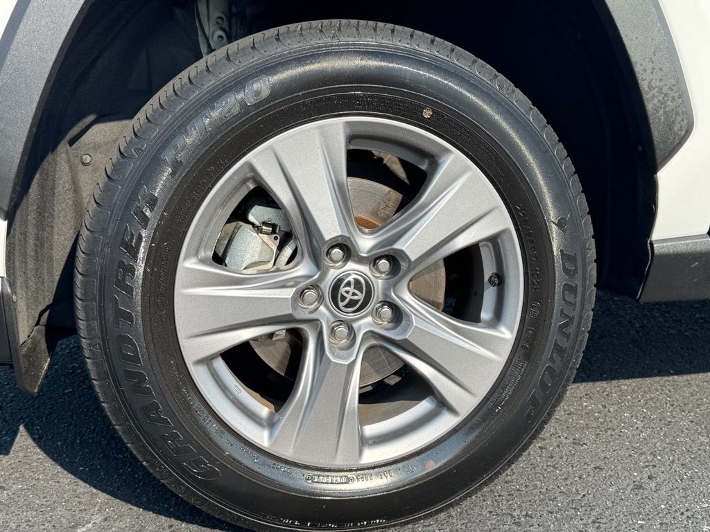 2022 Toyota RAV4 XLE photo 7
