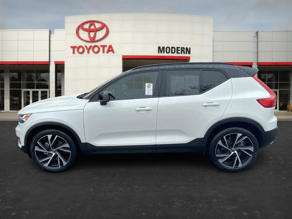 2020 Volvo XC40 R-Design photo 2