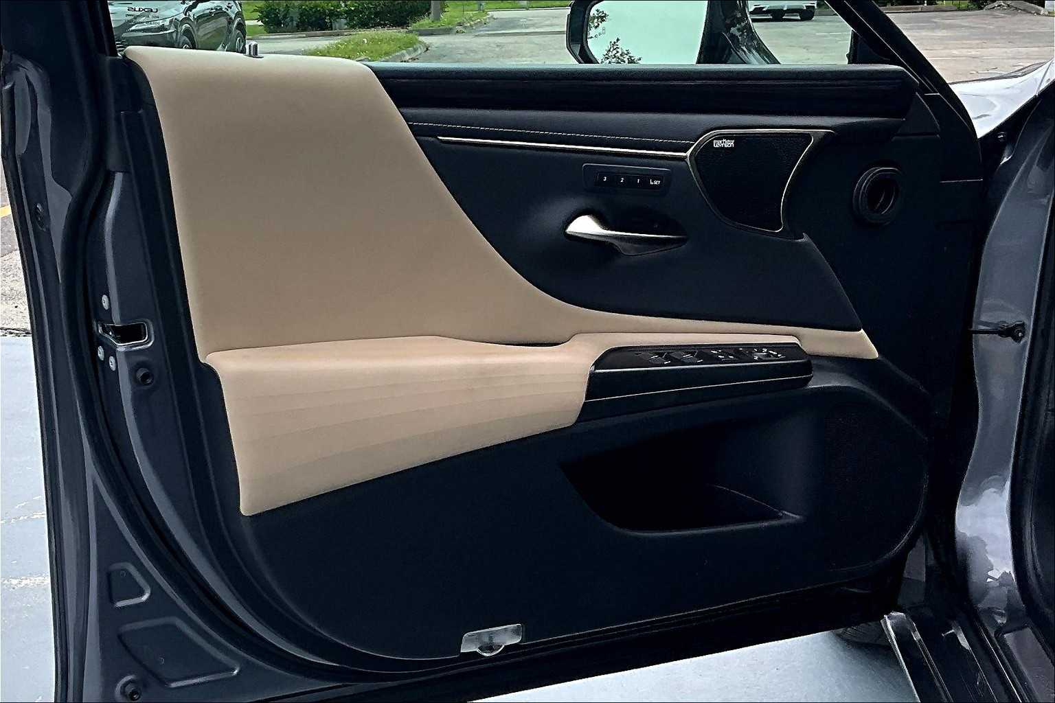 2021 Lexus ES 300h photo 25
