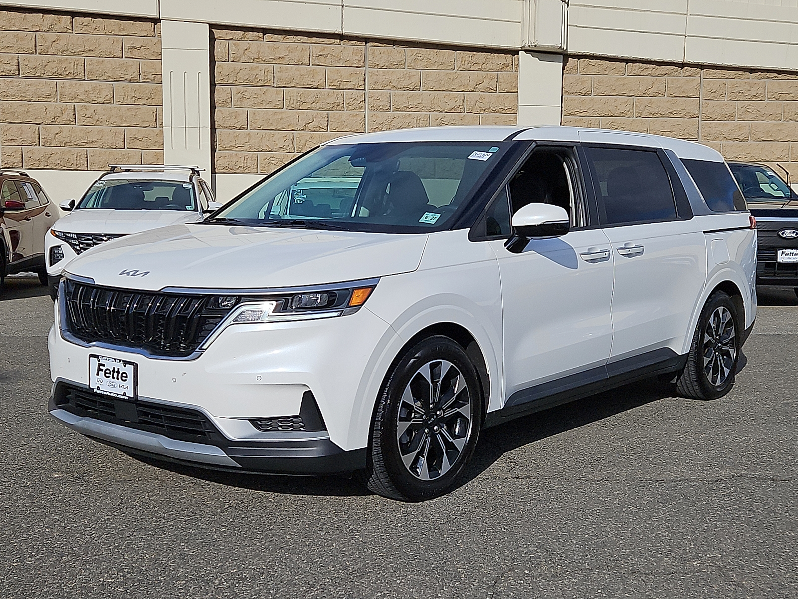 2023 Kia Carnival EX's photo