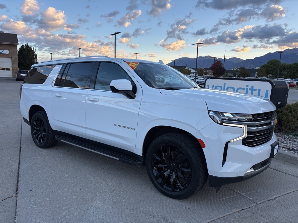 2023 Chevrolet Suburban LT's photo