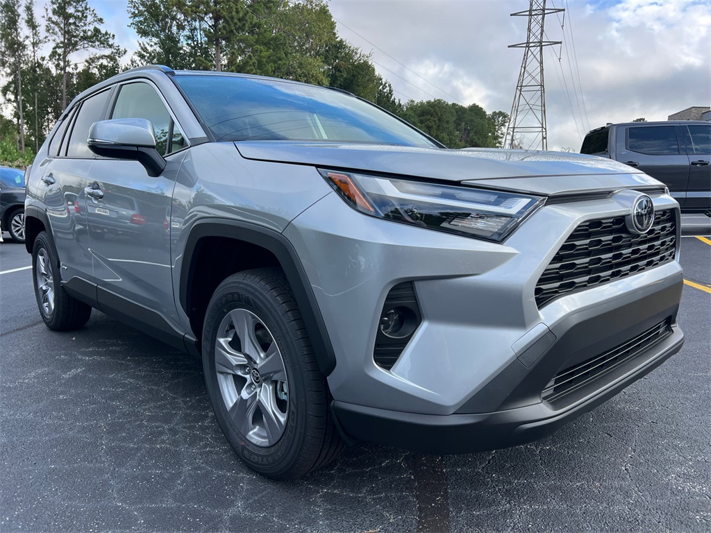 2025 Toyota RAV4 XLE's photo