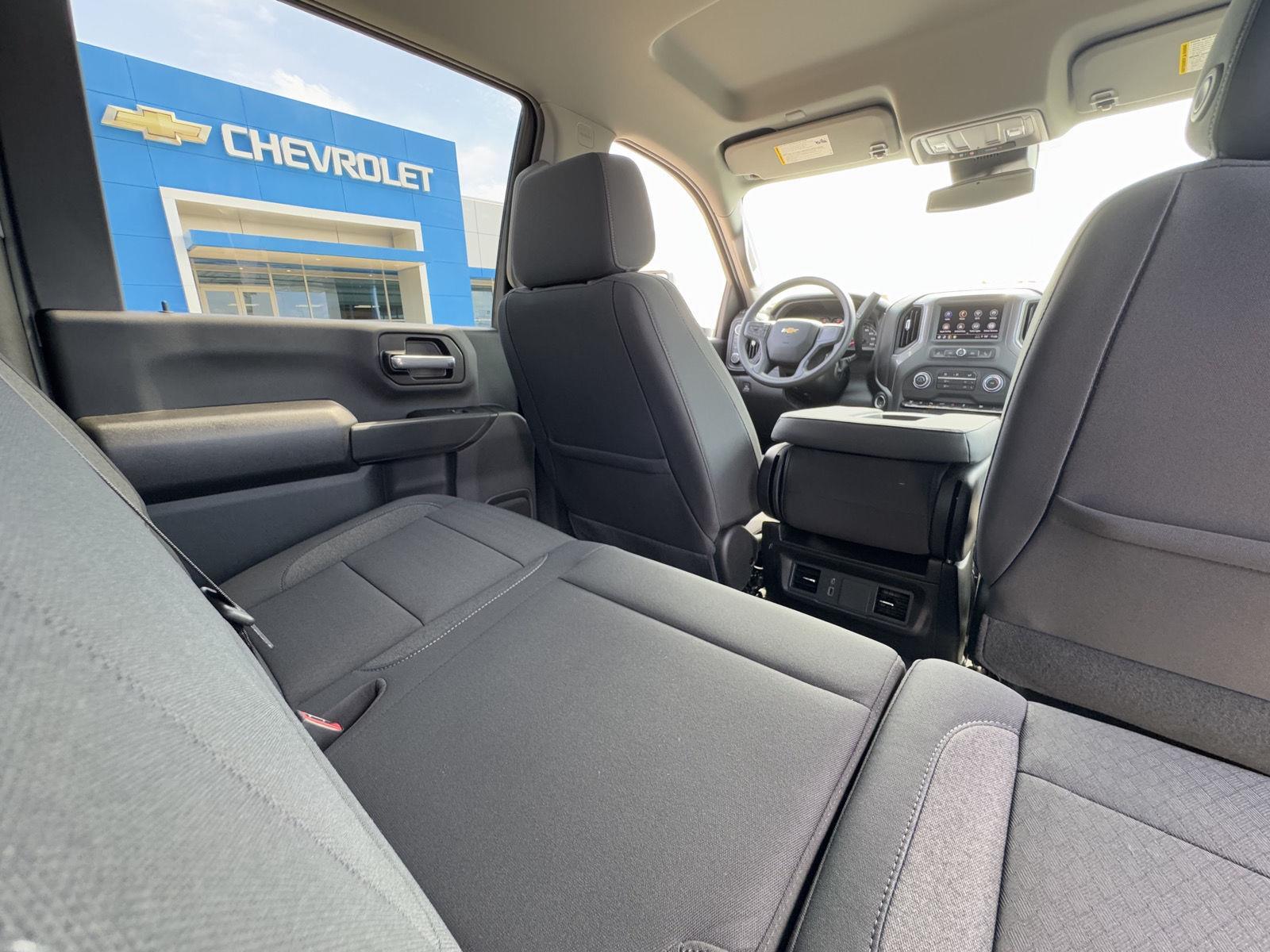 2025 Chevrolet Silverado 2500HD Custom photo 4