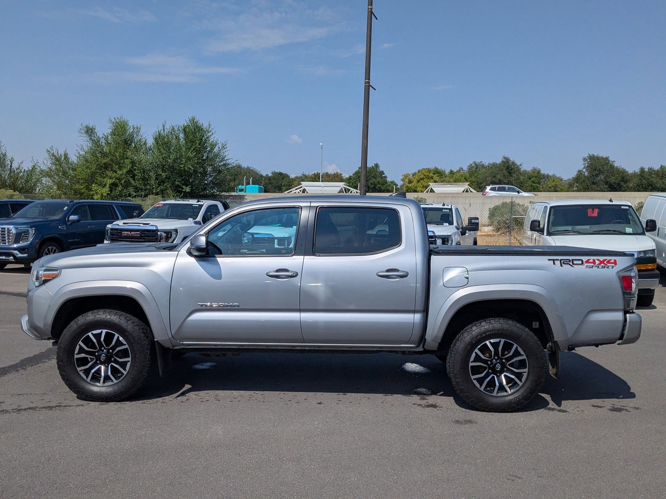 2020 Toyota Tacoma TRD Sport photo 2