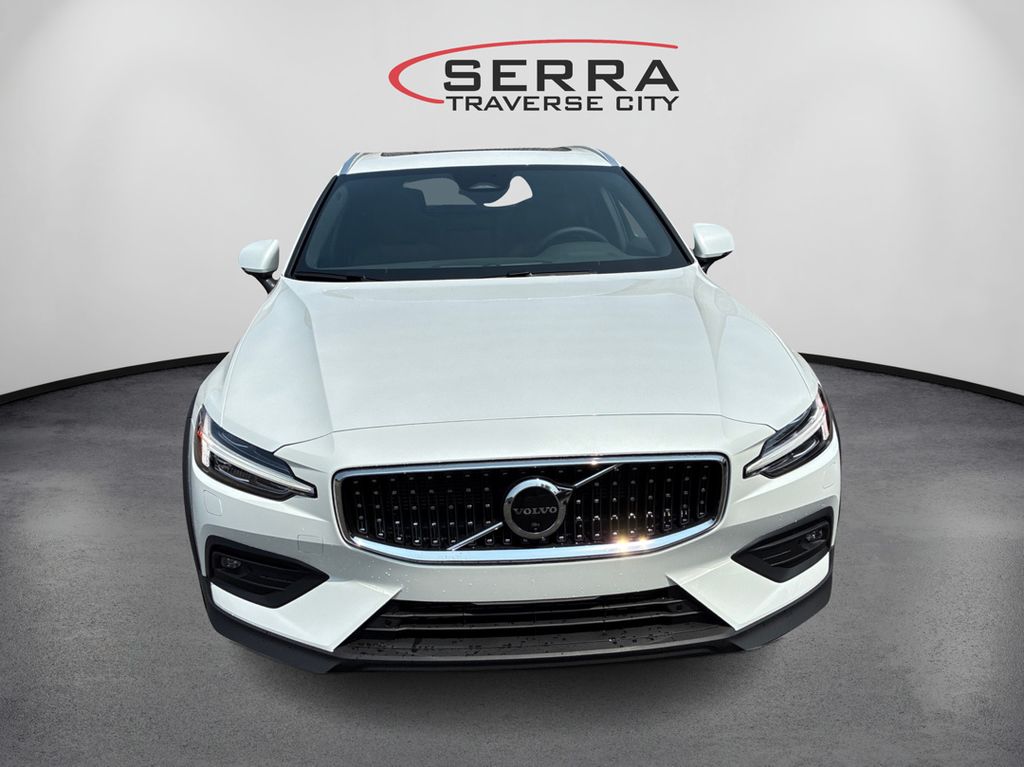 2026 Volvo V60 Cross Country B5 AWD Plus photo 2