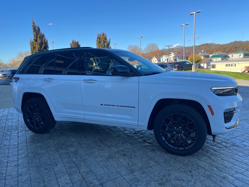 2025 Jeep Grand Cherokee Summit photo 2