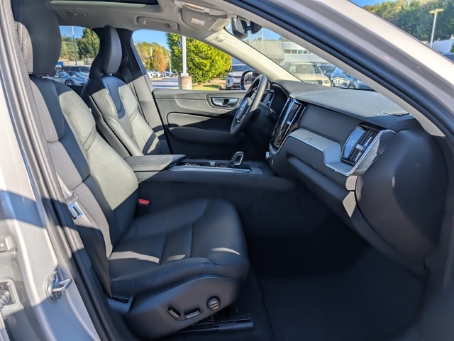 2025 Volvo XC60 B5 Plus photo 30