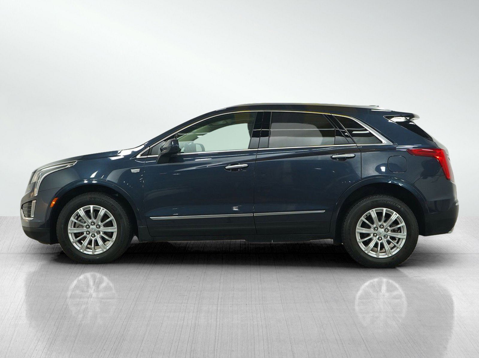 Used 2019 Cadillac XT5 Luxury with VIN 1GYKNDRS0KZ119102 for sale in Roseville, Minnesota