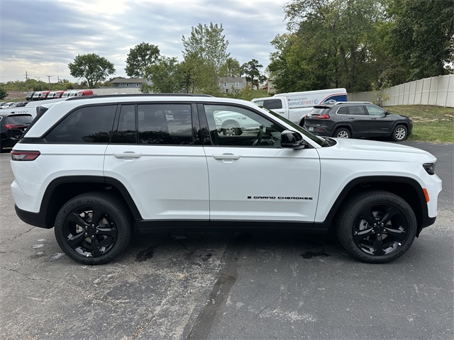 2025 Jeep Grand Cherokee Laredo Altitude photo 4