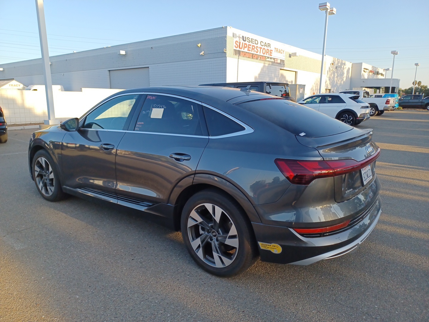 2022 Audi e-tron S line Premium photo 5