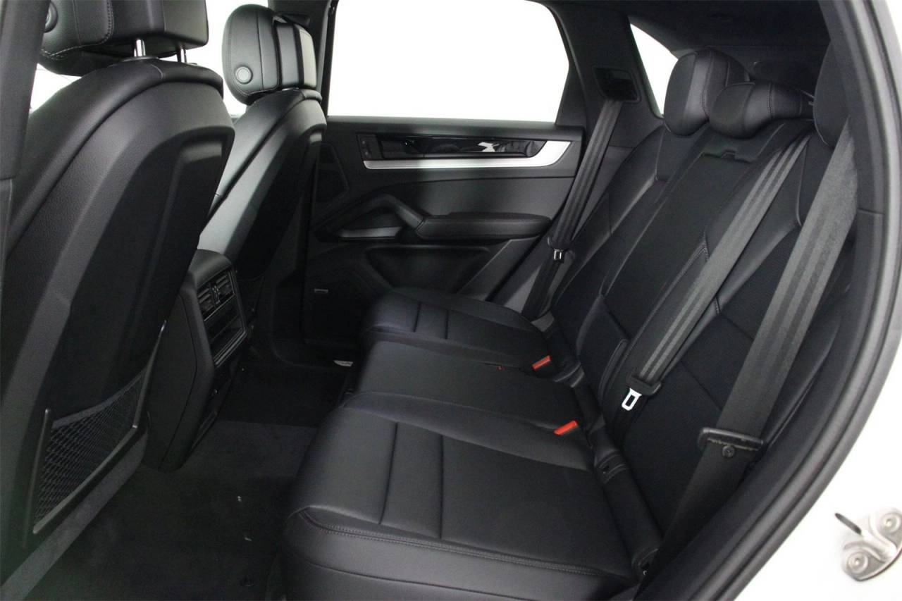 2025 Porsche Cayenne photo 17