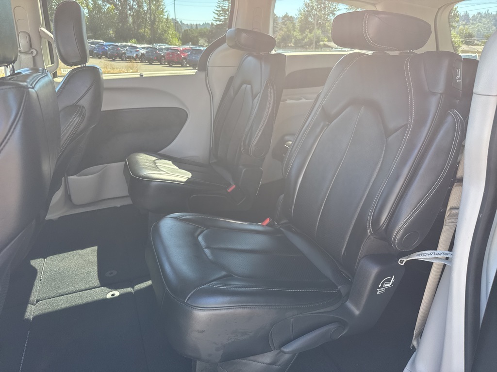 2023 Chrysler Pacifica Touring L photo 17