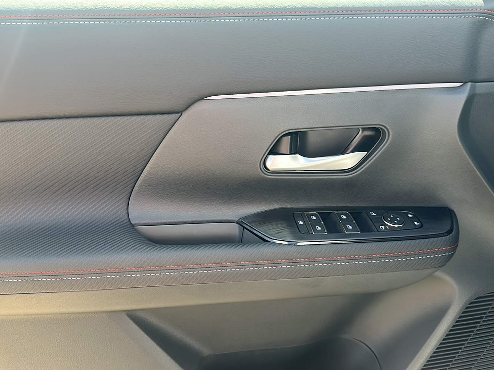 2025 Nissan Kicks SR photo 4