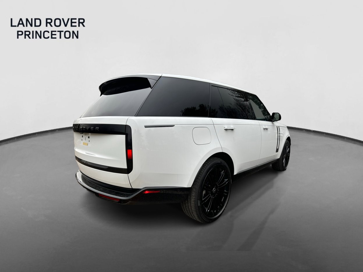 2025 Land Rover Range Rover SE photo 5