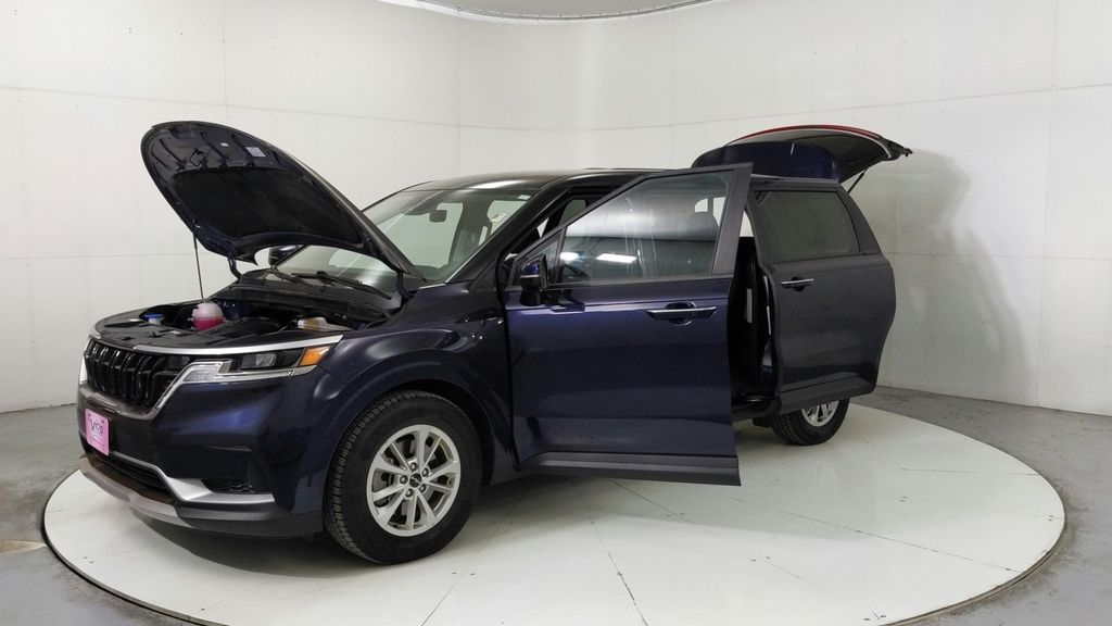 2024 Kia Carnival LX photo 9