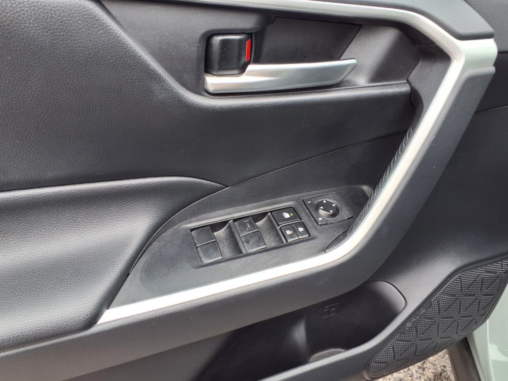 2019 Toyota RAV4 Hybrid XLE photo 13