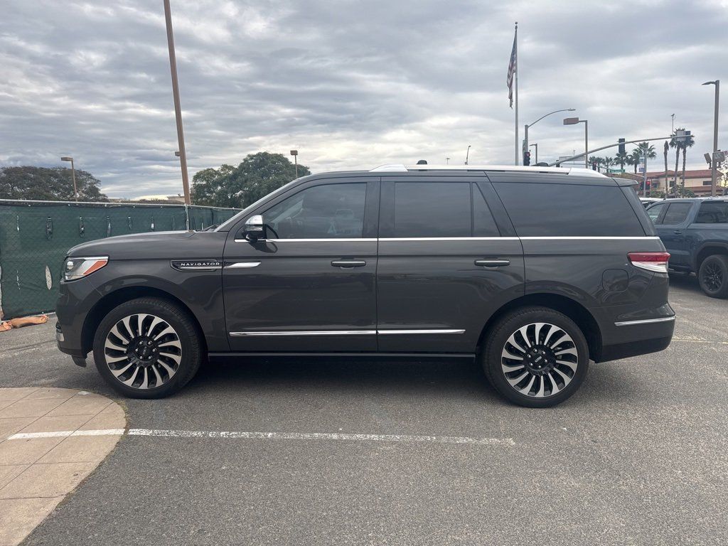 2023 Lincoln Navigator Black Label photo 2