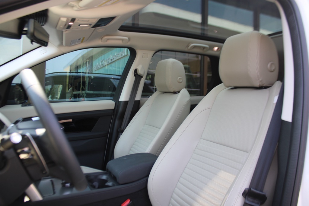 2024 Land Rover Discovery Sport S photo 3