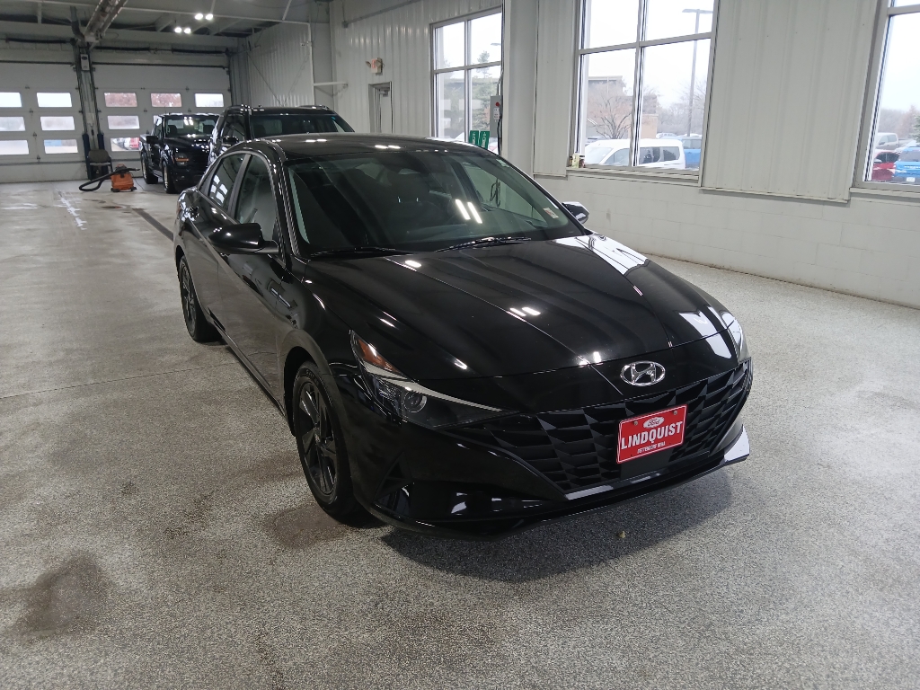 2022 Hyundai Elantra SEL Convenience photo 2