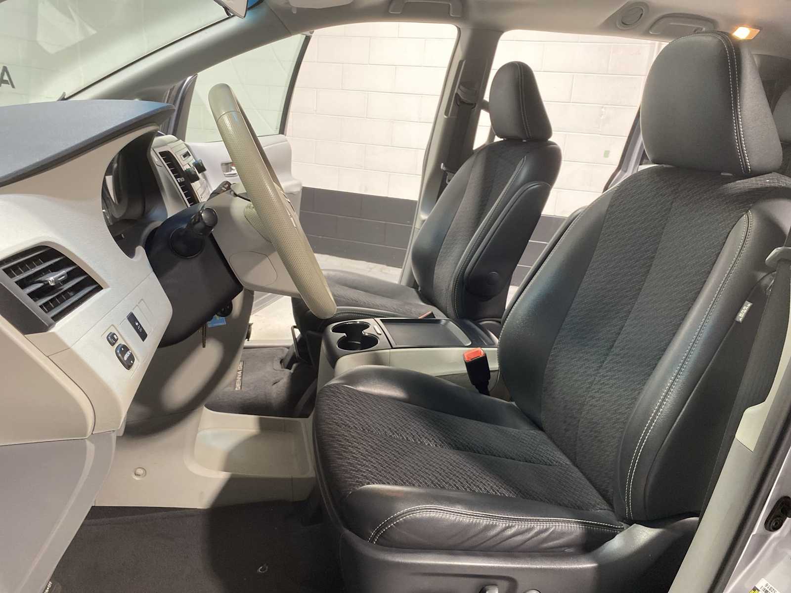 2011 Toyota Sienna SE photo 11