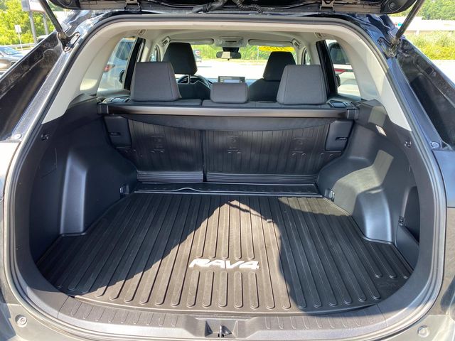 2022 Toyota RAV4 LE photo 5