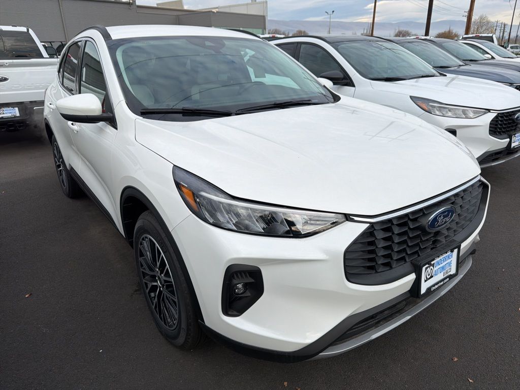 2025 Ford Escape PHEV's photo