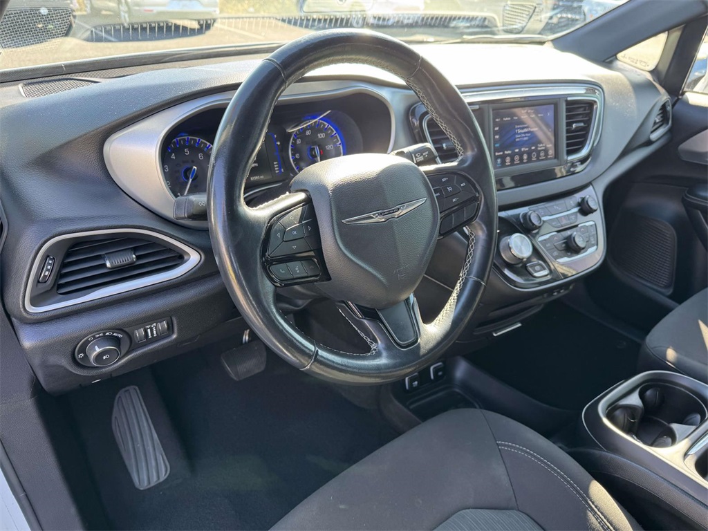 2020 Chrysler Pacifica Touring photo 2