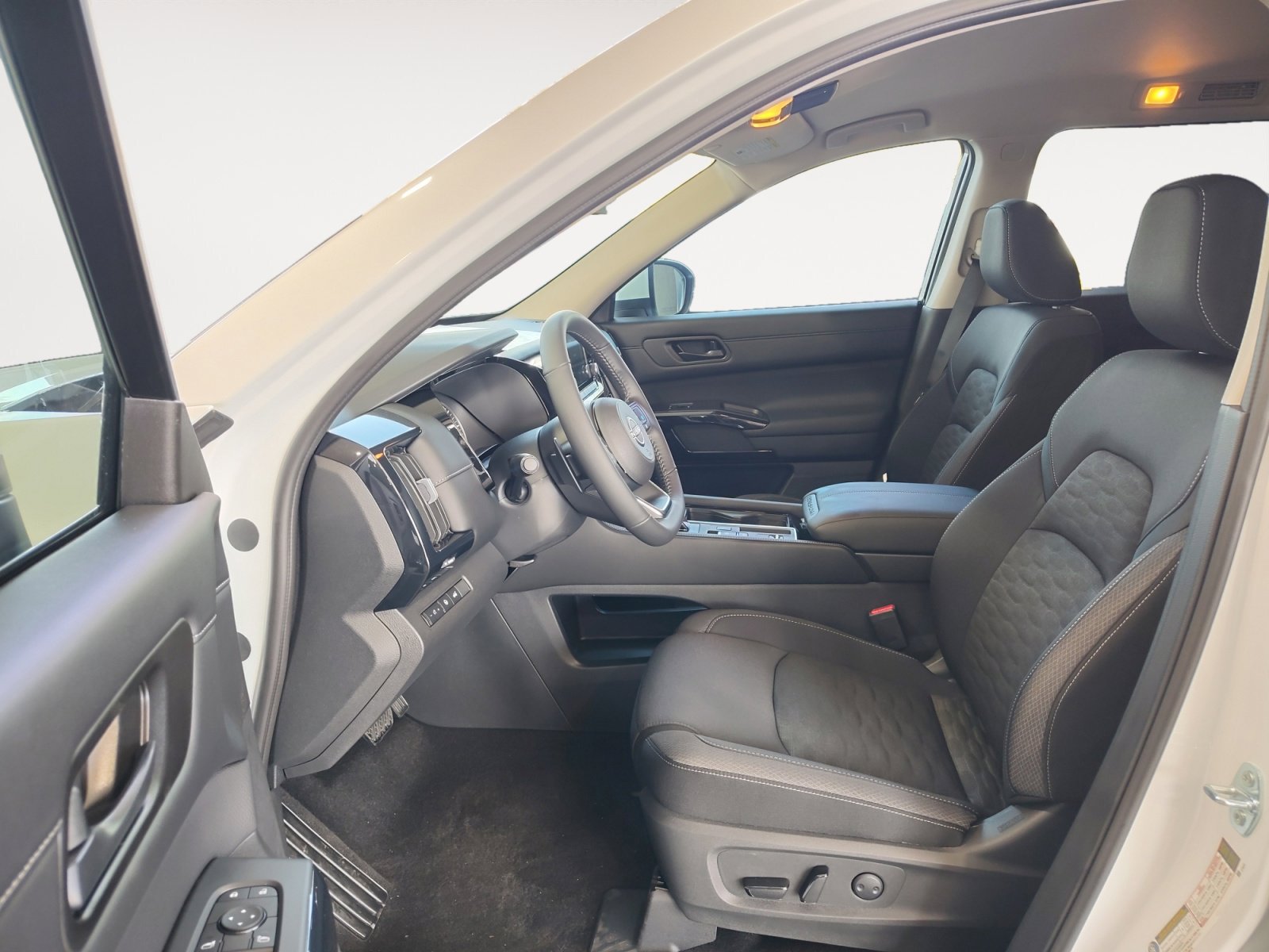 2025 Nissan Pathfinder SV photo 20