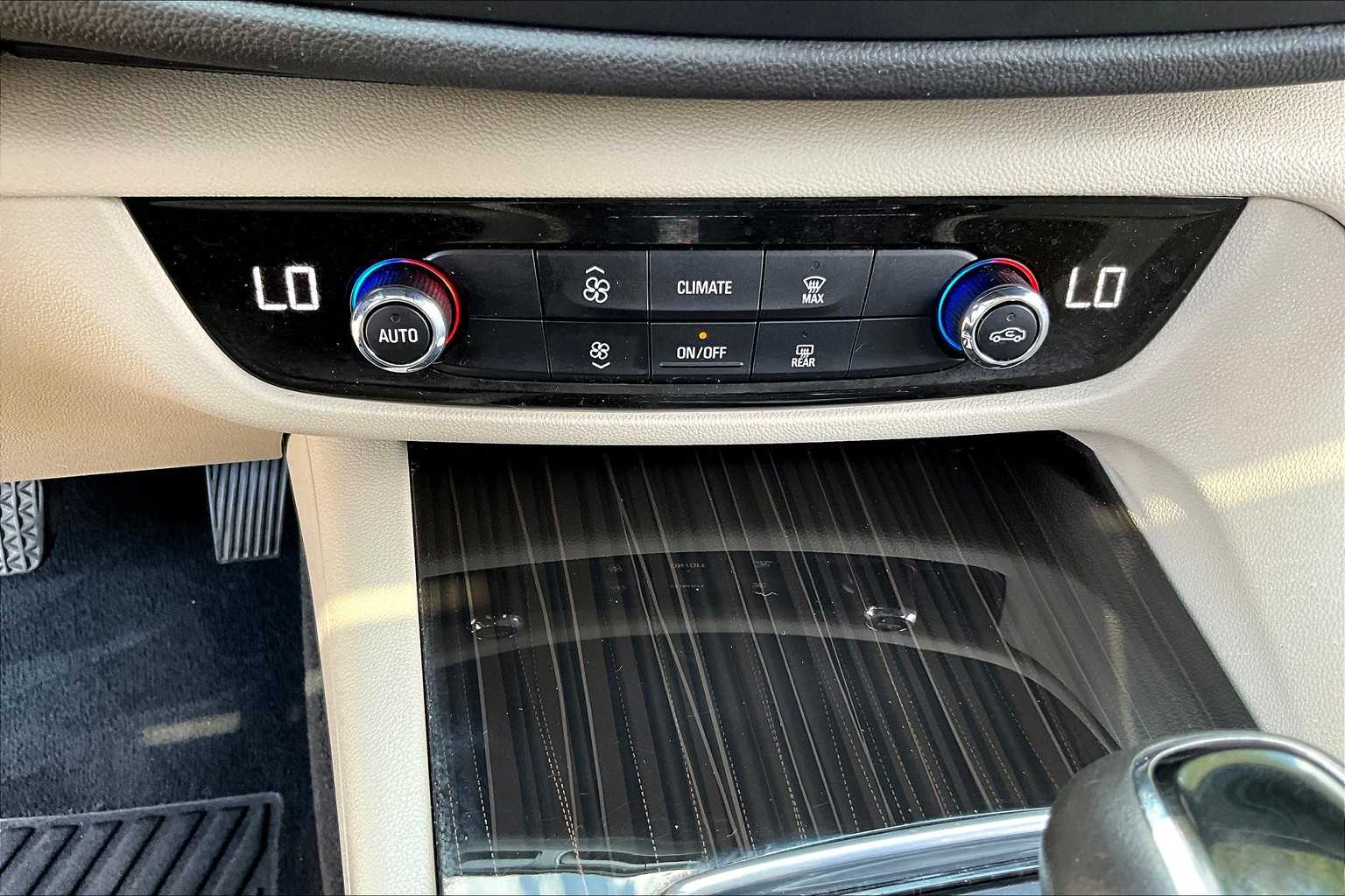 2018 Buick Regal Sportback Preferred II photo 31