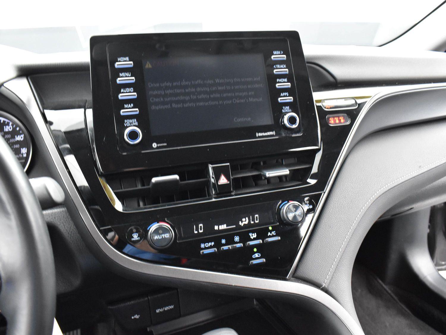 2022 Toyota Camry SE photo 21